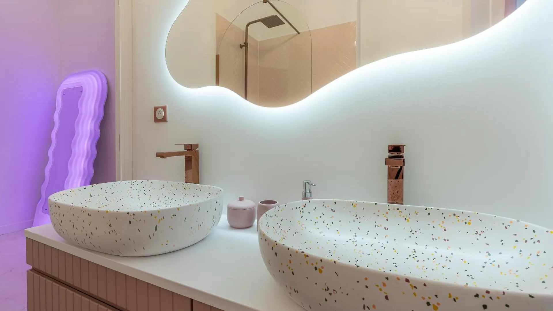 Beautiful Modern Barbie Flat In Paris Apartment France